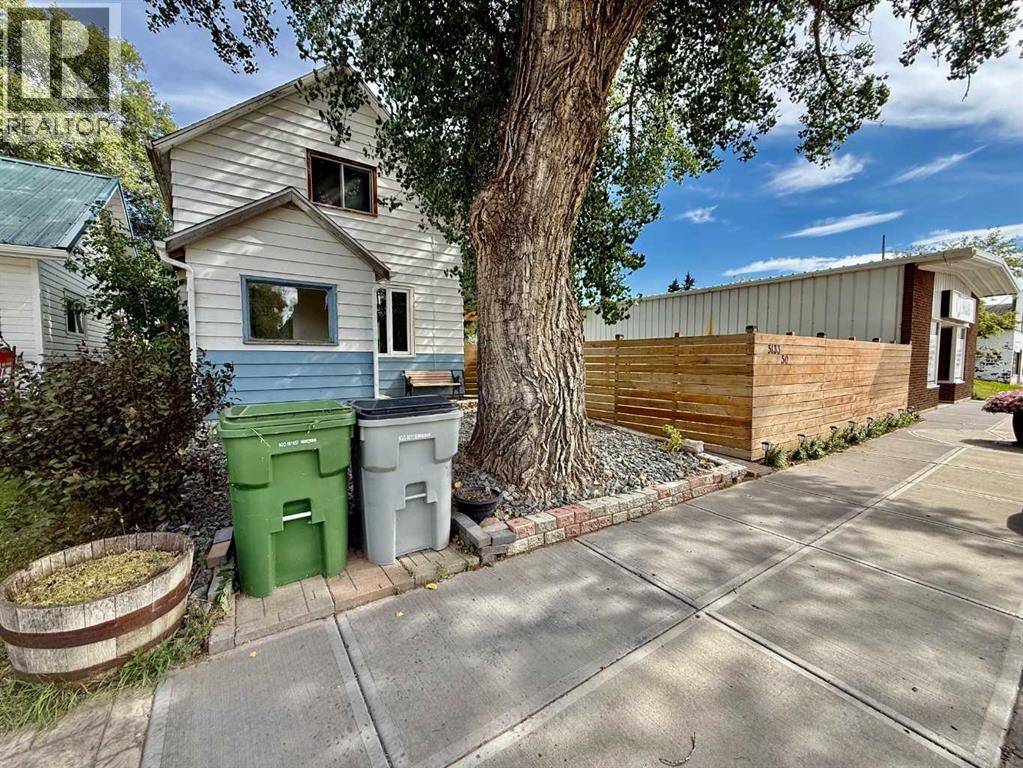 5133 50 Street Property Photo 2
