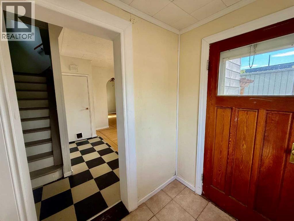 5133 50 Street Property Photo 3