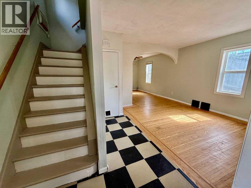 5133 50 Street Property Photo 4