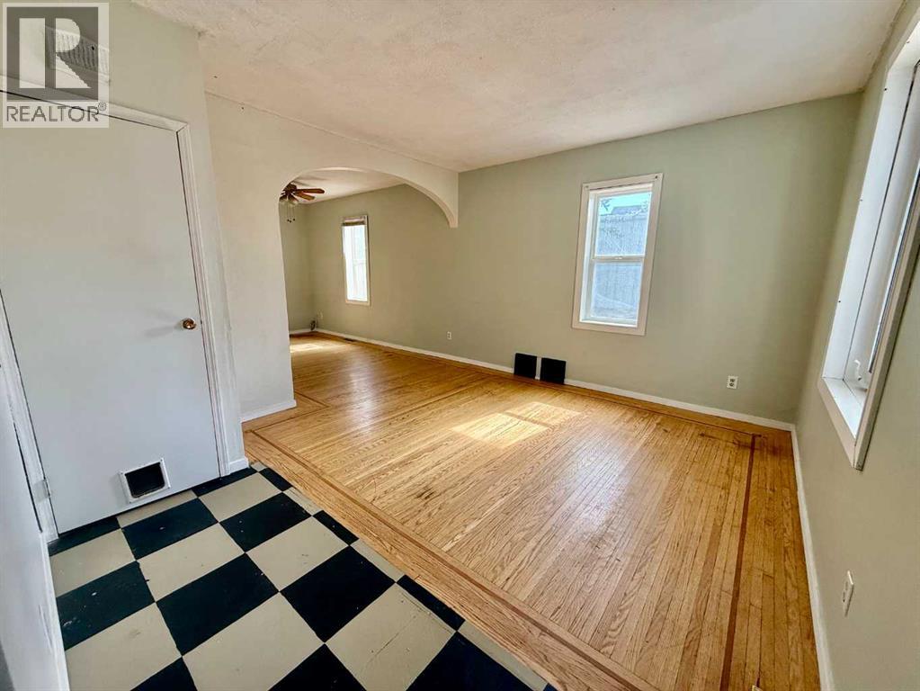 5133 50 Street Property Photo 5