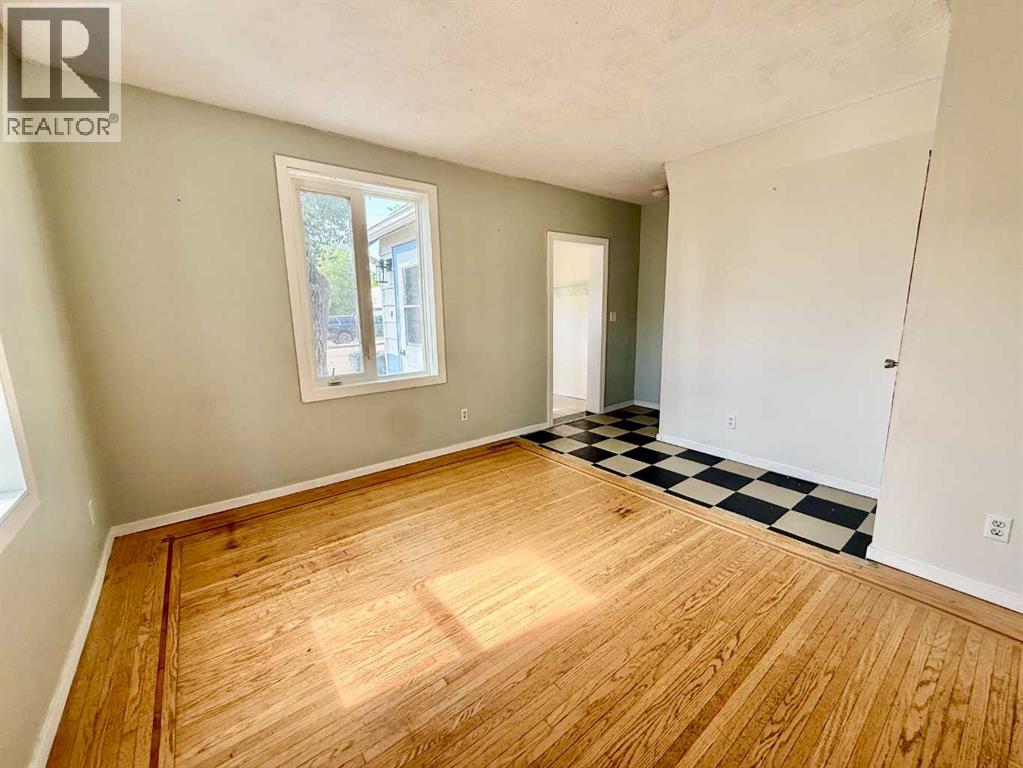 5133 50 Street Property Photo 6