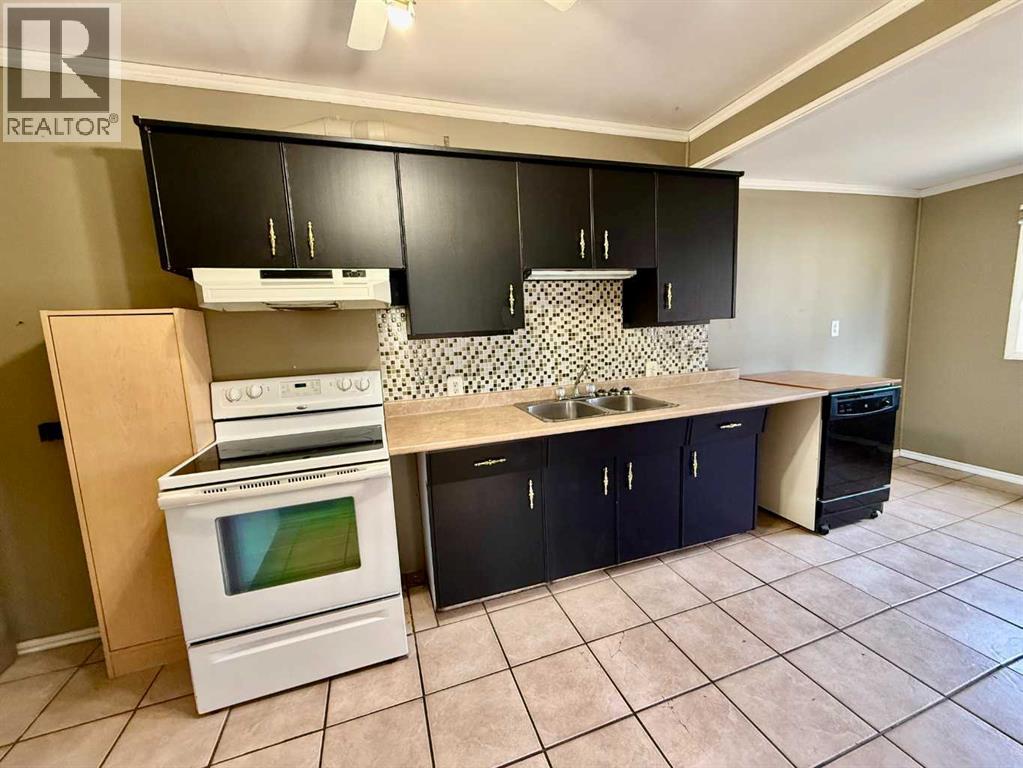 5133 50 Street Property Photo 8