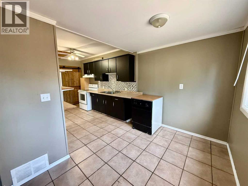 5133 50 Street Property Photo 9