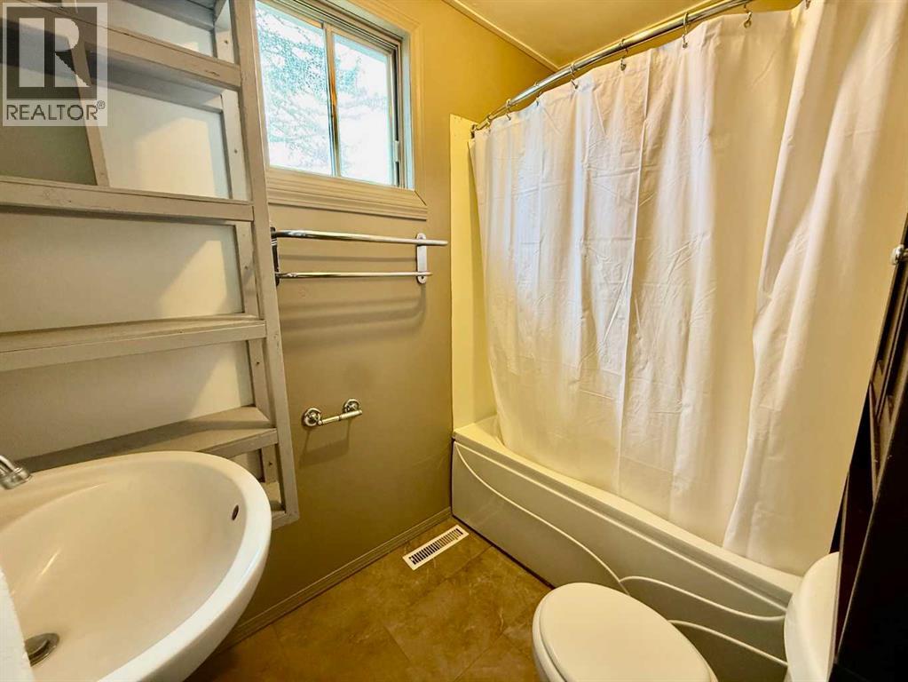 5133 50 Street Property Photo 10