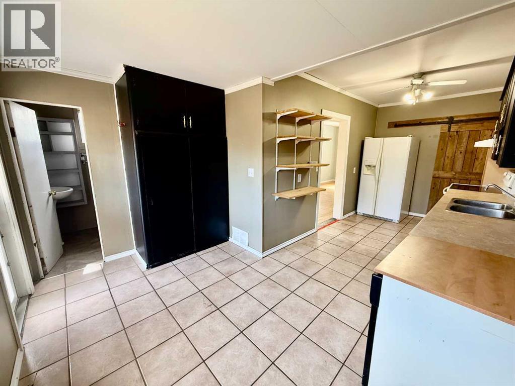 5133 50 Street Property Photo 11