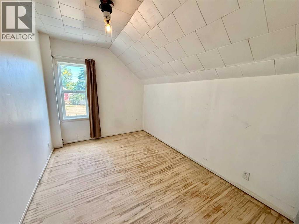 5133 50 Street Property Photo 14