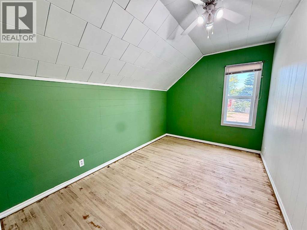 5133 50 Street Property Photo 15