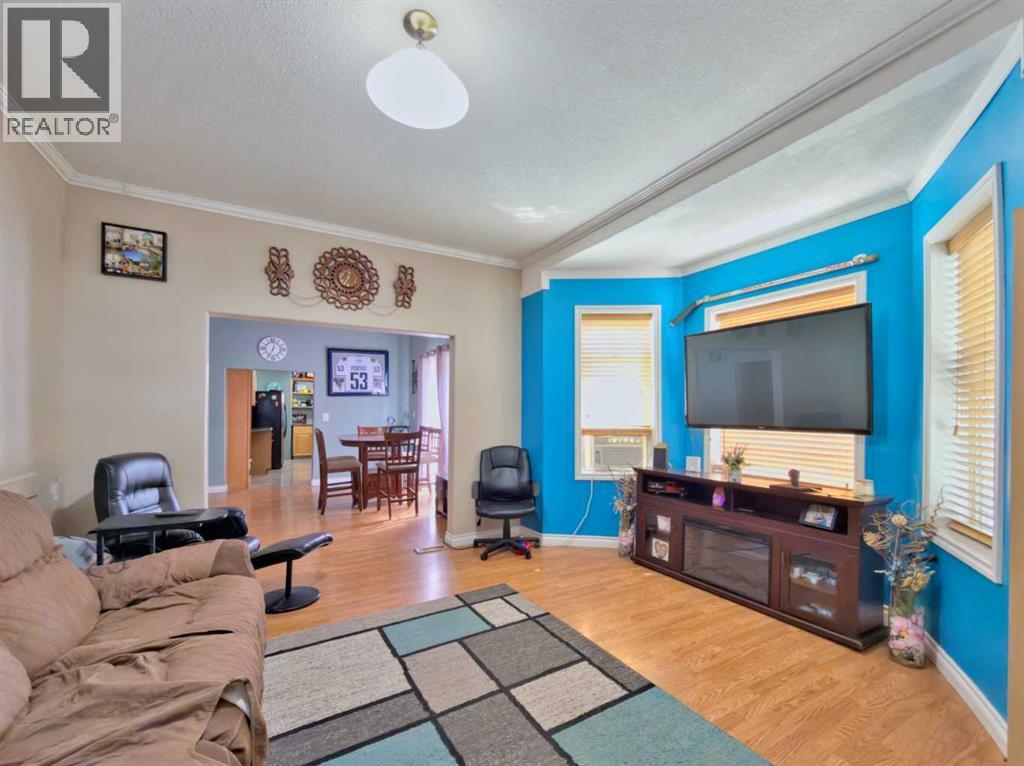 22813 8 Avenue Property Photo 3