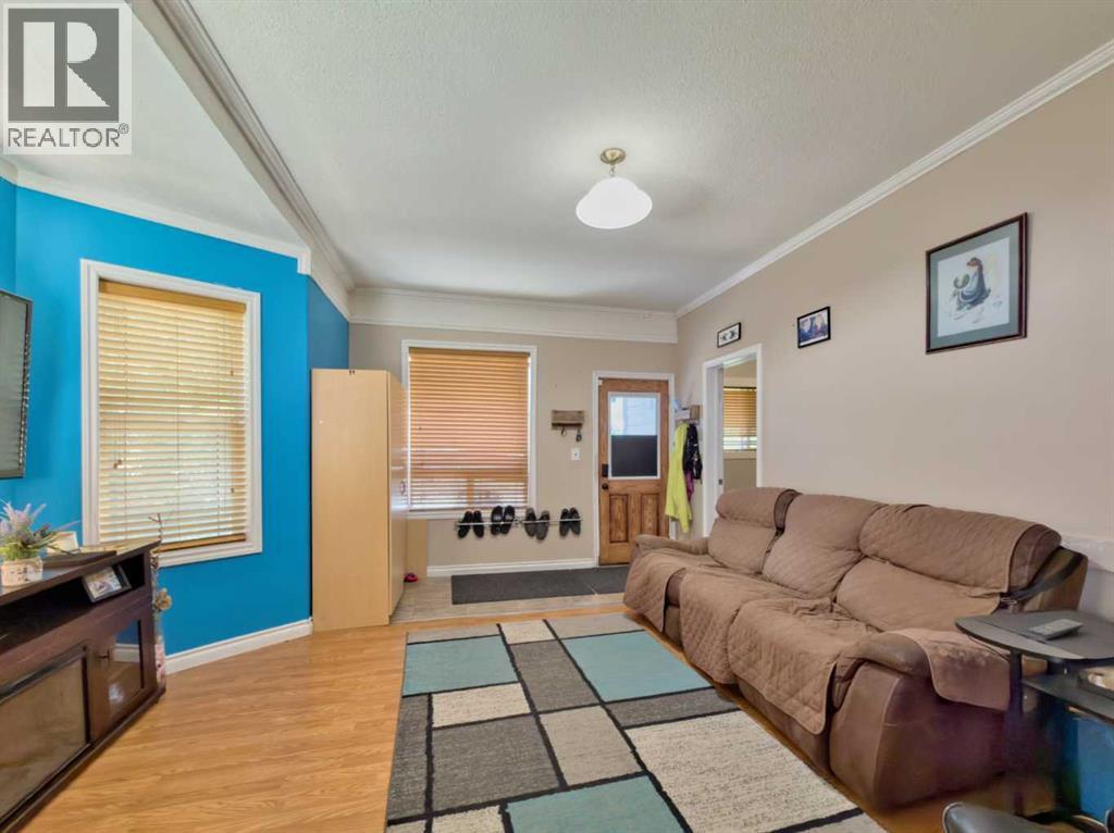 22813 8 Avenue Property Photo 4