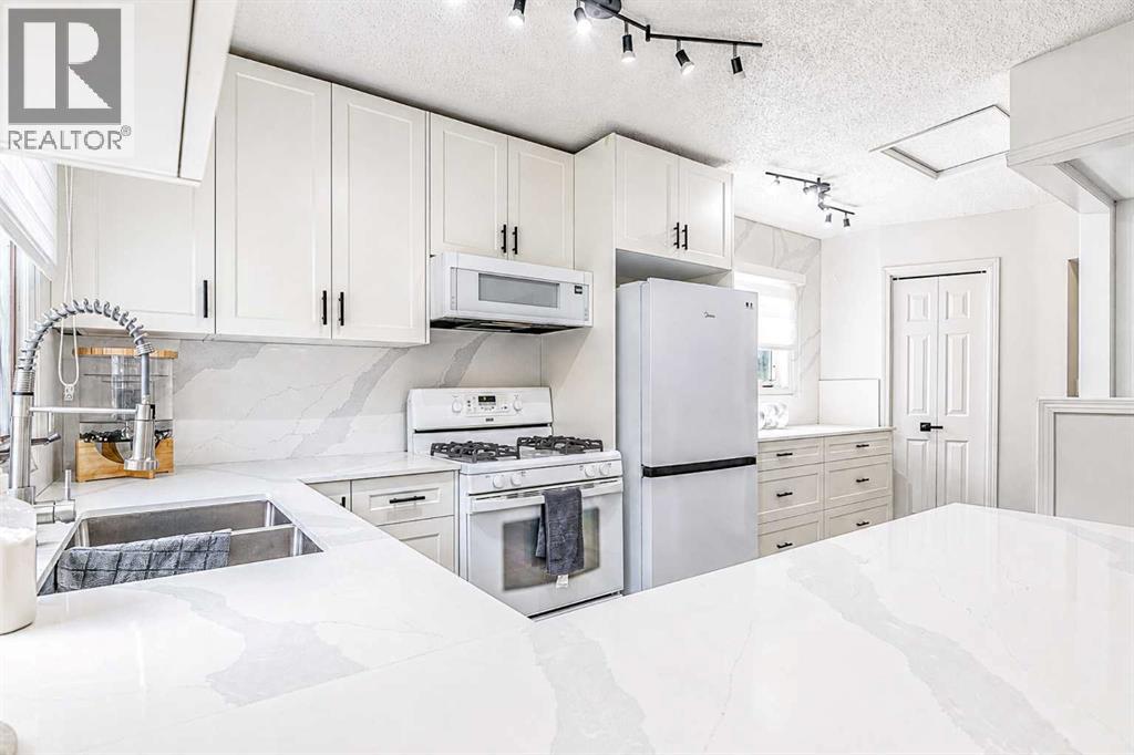 239 2 Street E Property Photo 15
