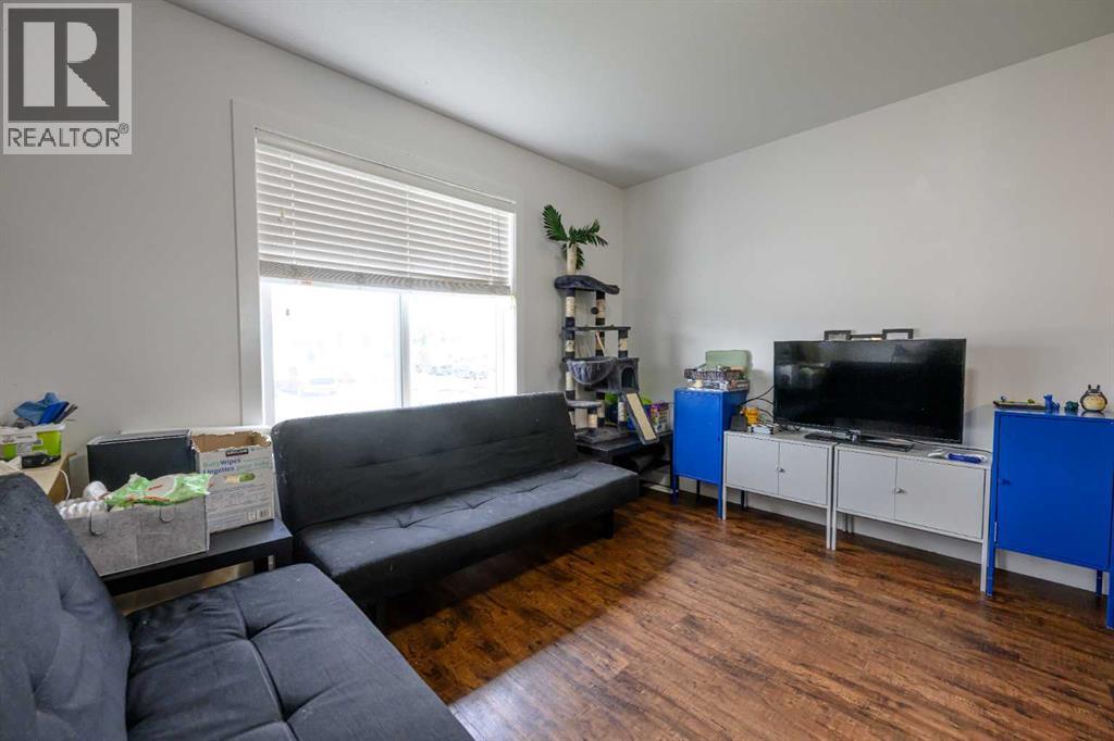 9507b 112 Avenue Property Photo 3