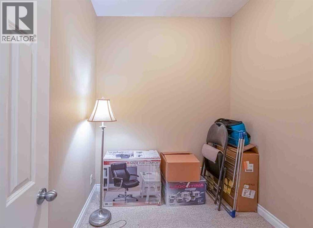 24 Hemlock Crescent Southwest Property Photo 12