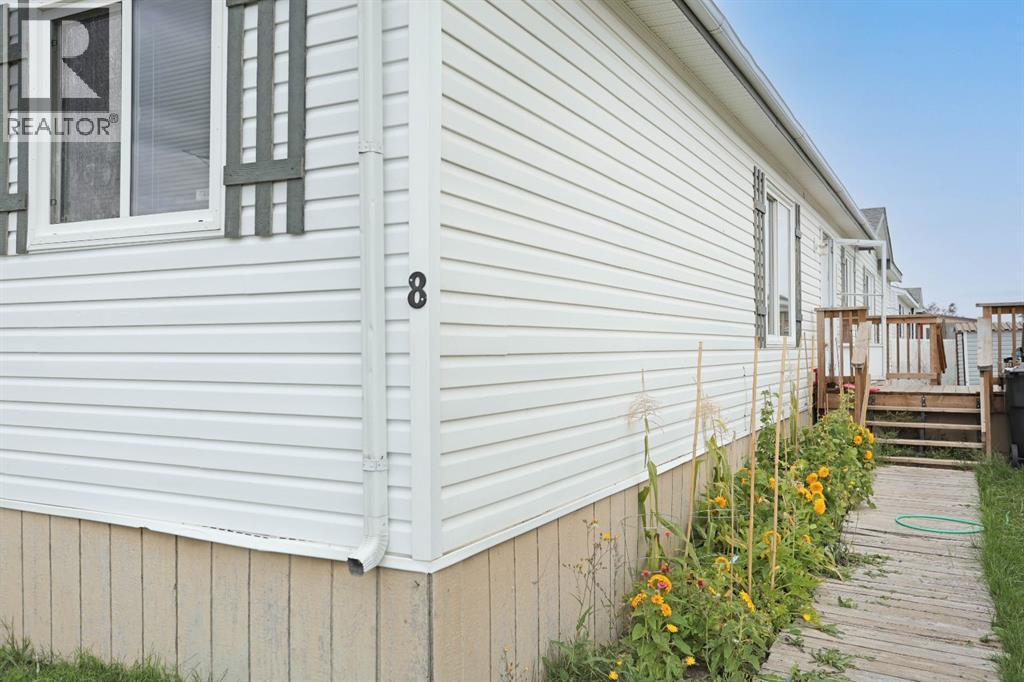 8 Meadowplace Crescent E Property Photo 2