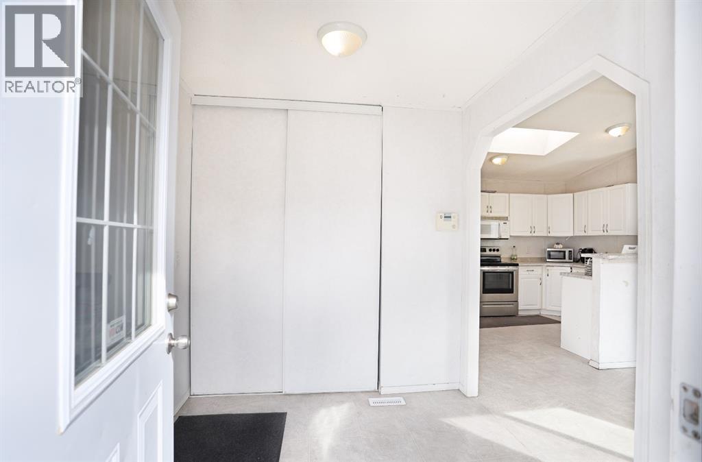 8 Meadowplace Crescent E Property Photo 3