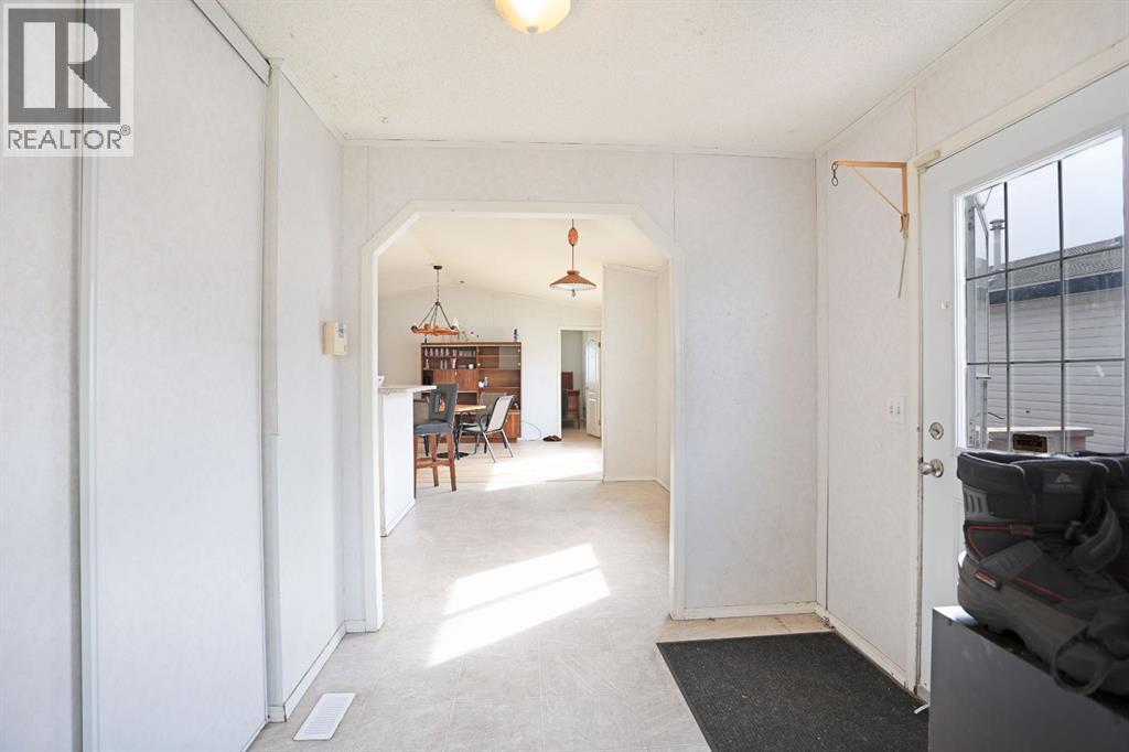 8 Meadowplace Crescent E Property Photo 4