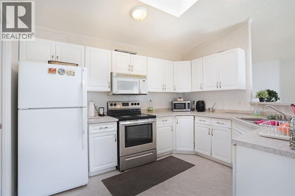8 Meadowplace Crescent E Property Photo 7