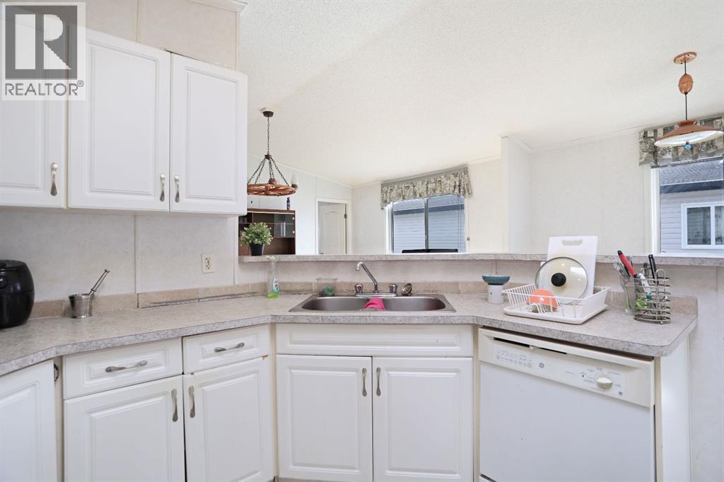 8 Meadowplace Crescent E Property Photo 9
