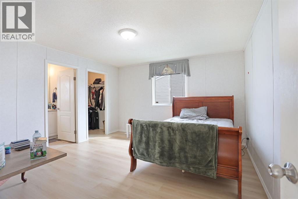 8 Meadowplace Crescent E Property Photo 15