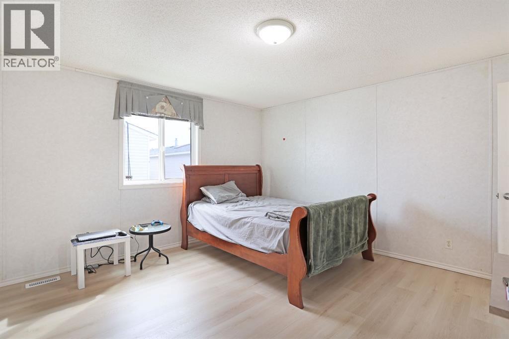 8 Meadowplace Crescent E Property Photo 16