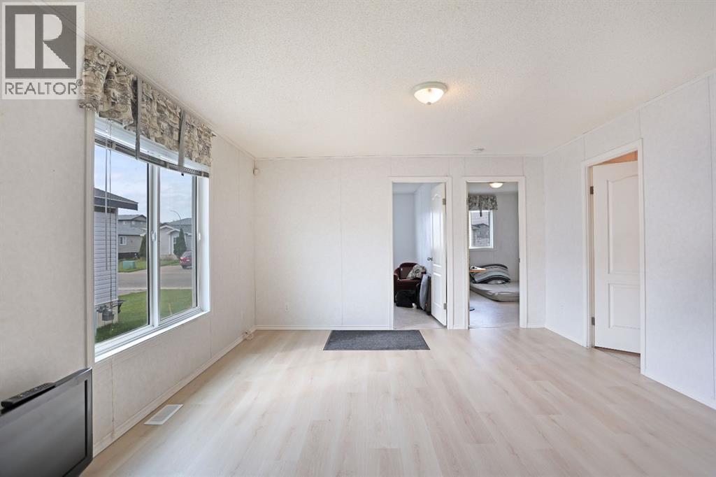 8 Meadowplace Crescent E Property Photo 20