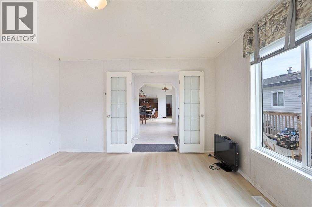 8 Meadowplace Crescent E Property Photo 21