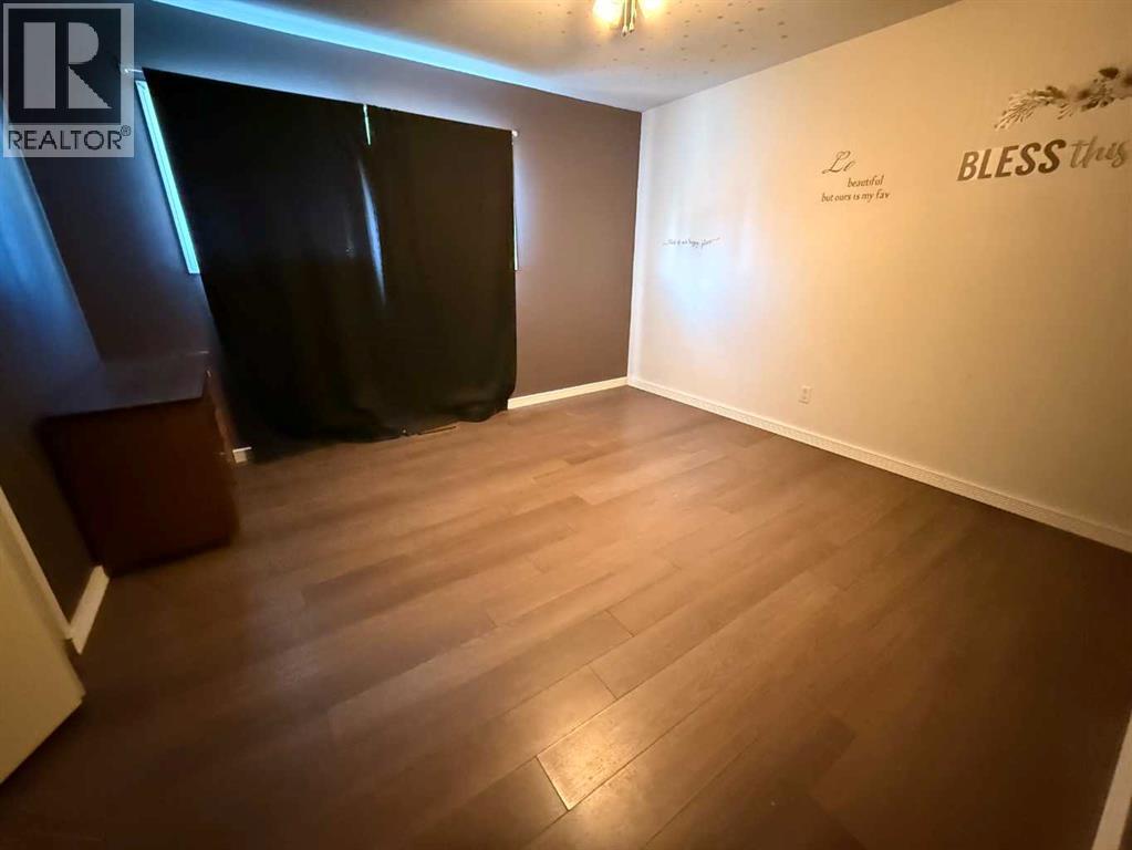 1126 6 Avenue Property Photo 3