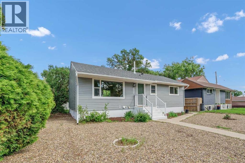 1005 Bullivant Crescent SW Property Photo 1