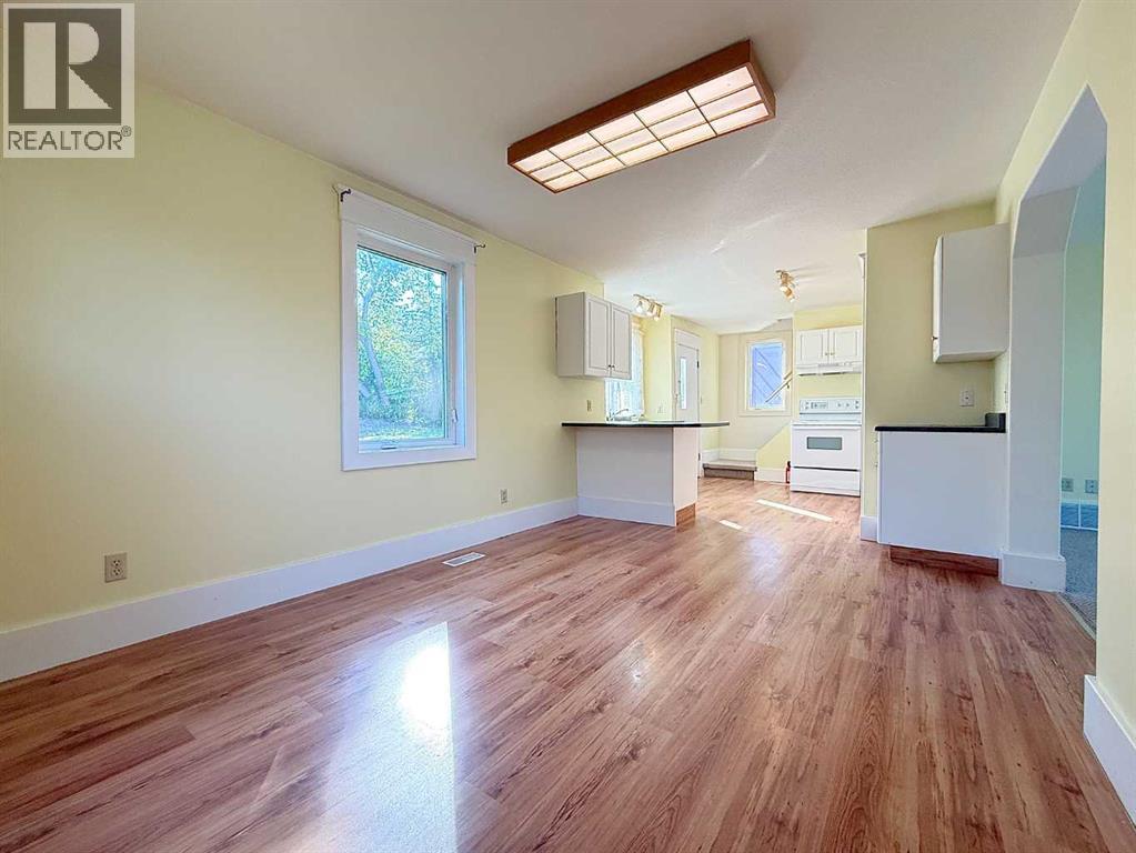 4310 50 Avenue Property Photo 5
