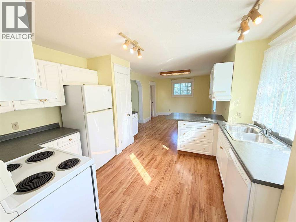 4310 50 Avenue Property Photo 8