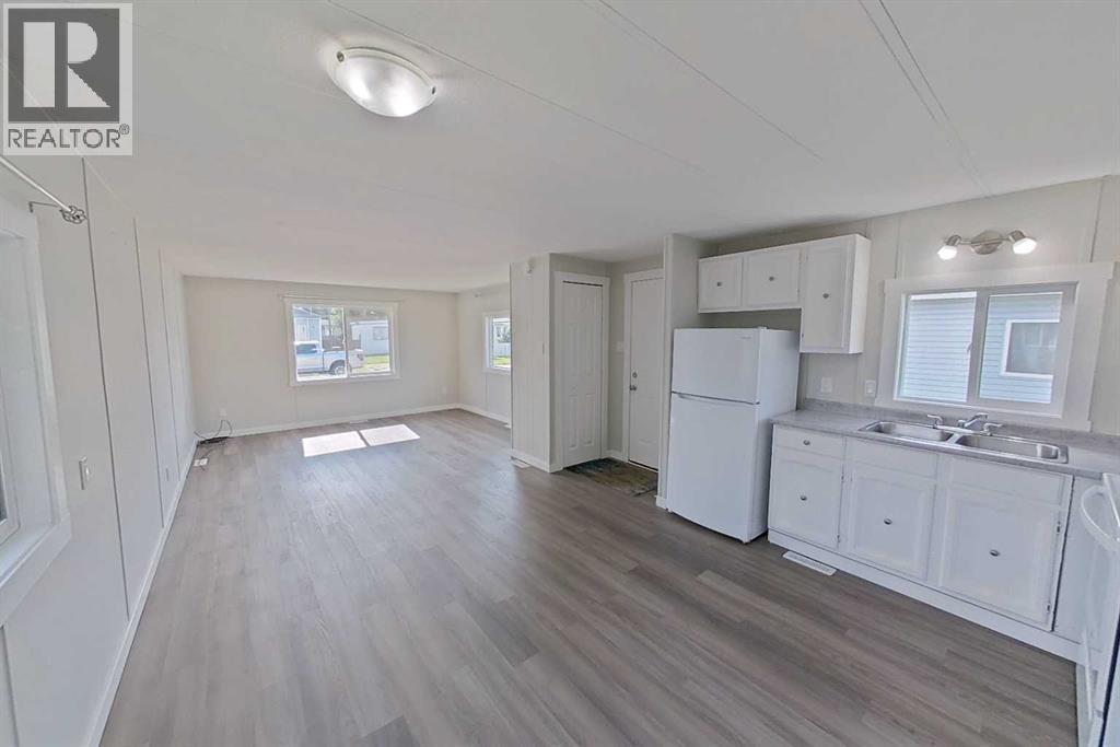 5344 76 Street Property Photo 4