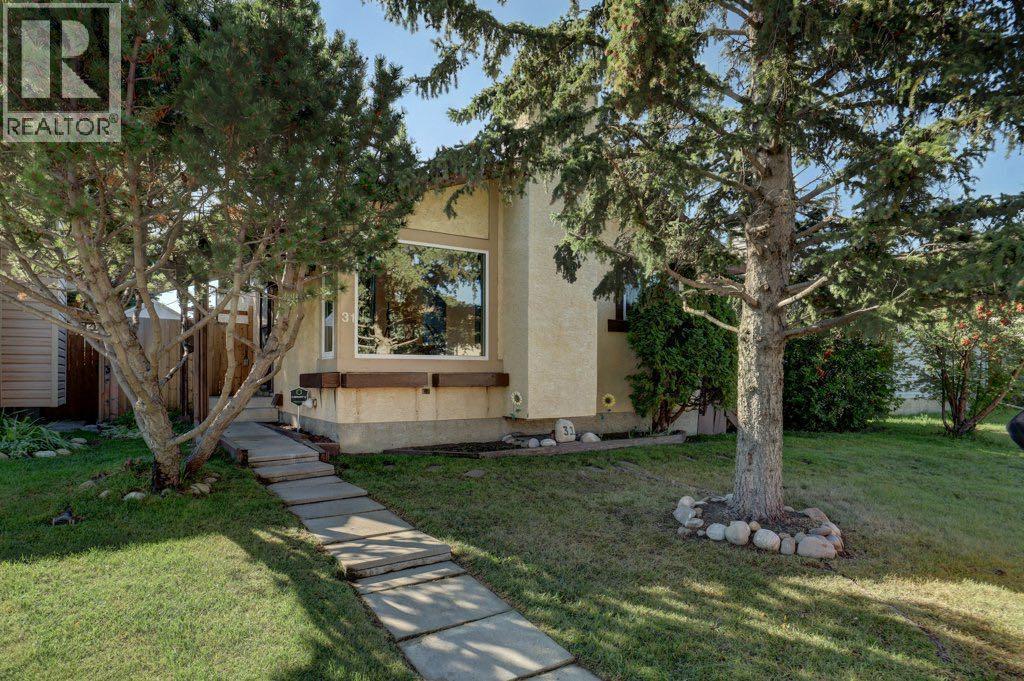31 Castledale Way NE Property Photo 1
