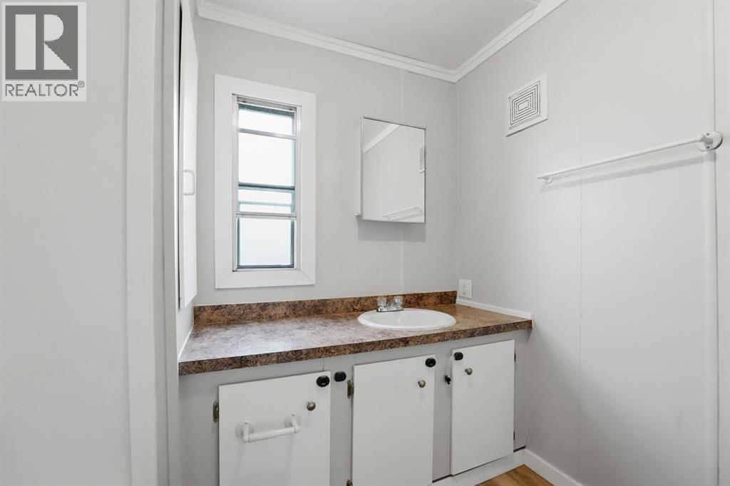 5344 76 Street Property Photo 14