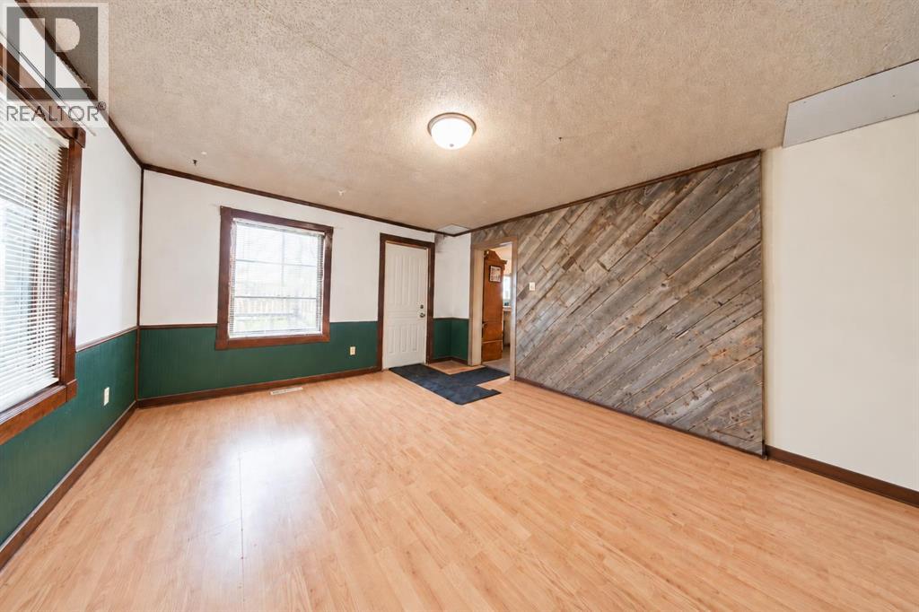 5006 47 Avenue Property Photo 3