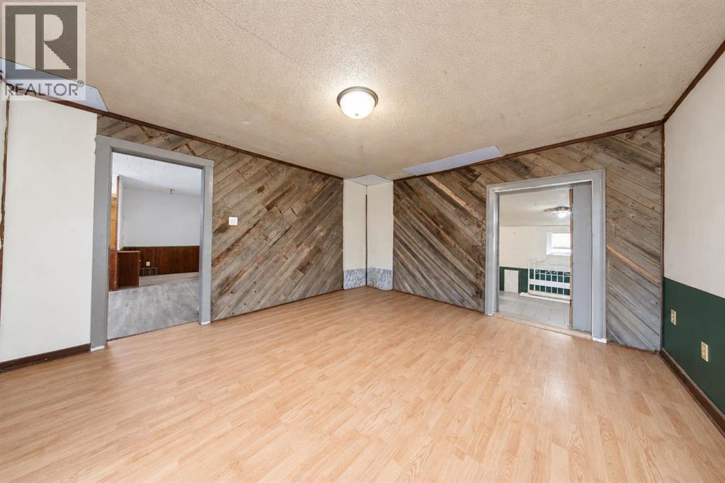 5006 47 Avenue Property Photo 4