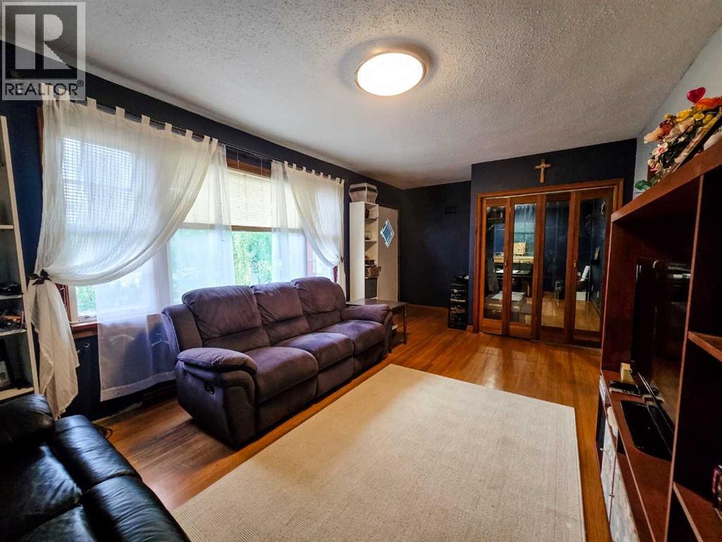 5033 6 Avenue Property Photo 5