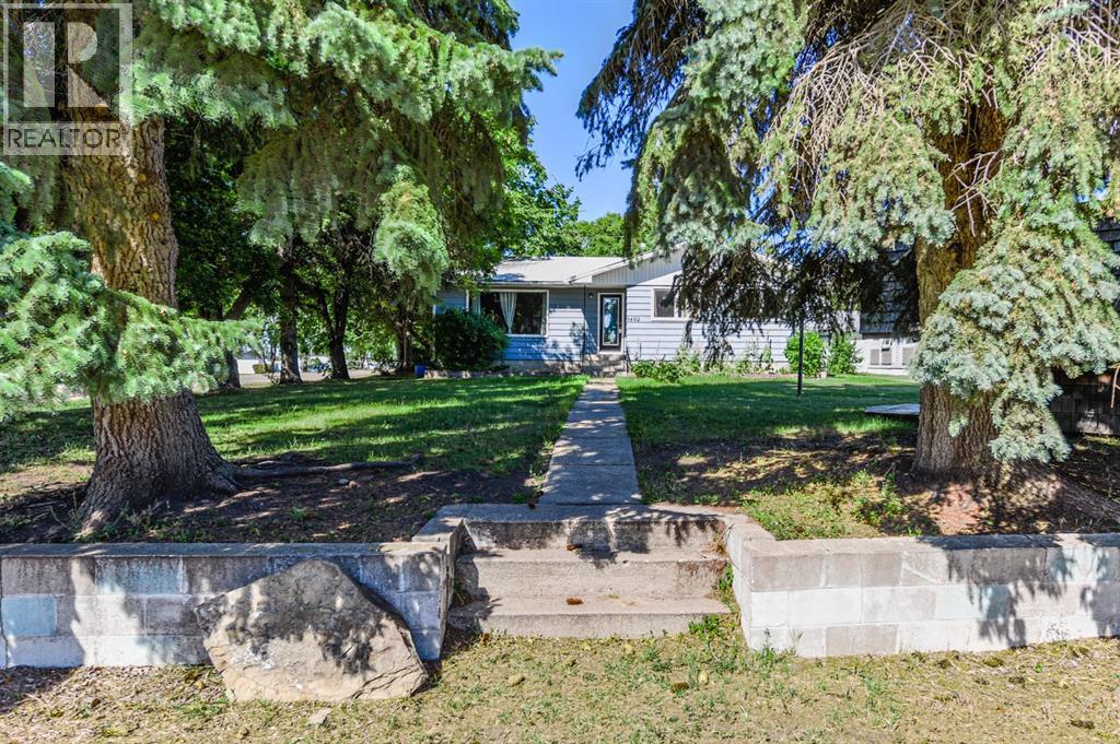5402 52 Street Property Photo 2