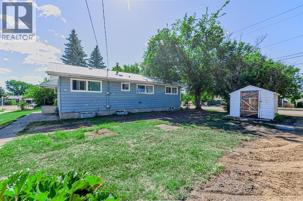 5402 52 Street Property Photo 5