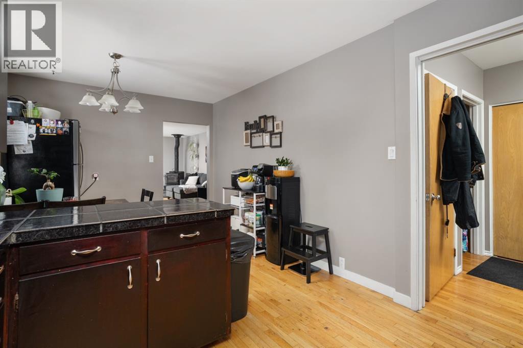 5402 52 Street Property Photo 7