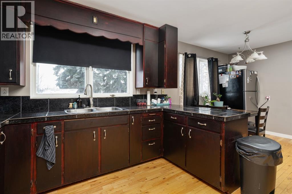 5402 52 Street Property Photo 8