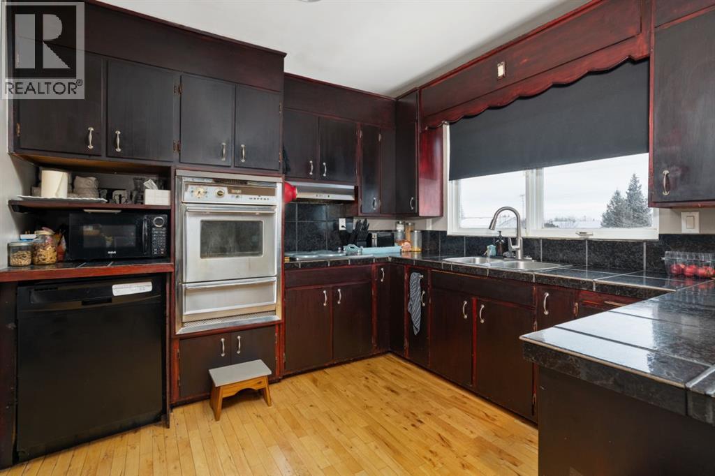 5402 52 Street Property Photo 9