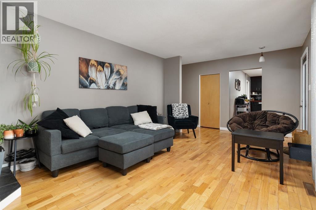 5402 52 Street Property Photo 11