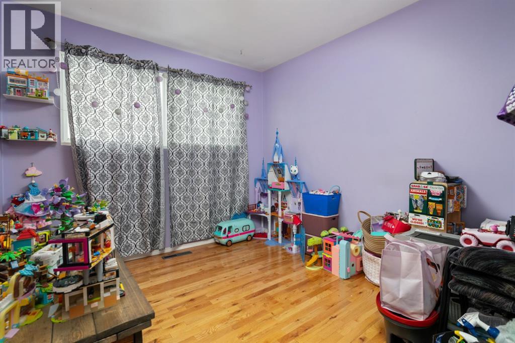 5402 52 Street Property Photo 16