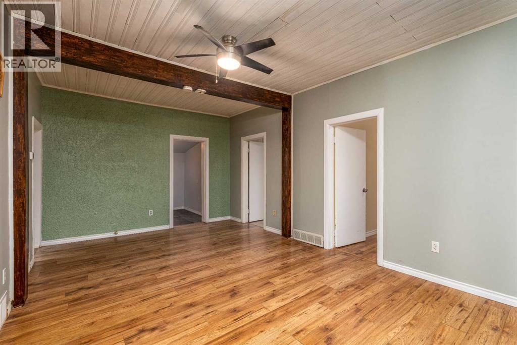 83 2 Street E Property Photo 3