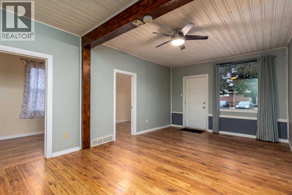 83 2 Street E Property Photo 4