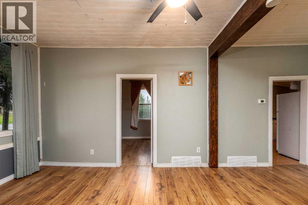 83 2 Street E Property Photo 5