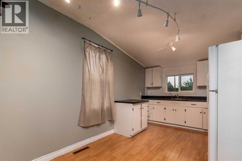 83 2 Street E Property Photo 6
