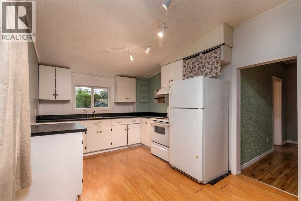 83 2 Street E Property Photo 7