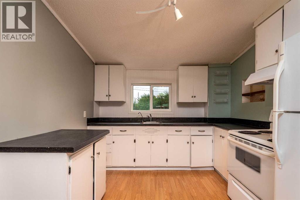 83 2 Street E Property Photo 8