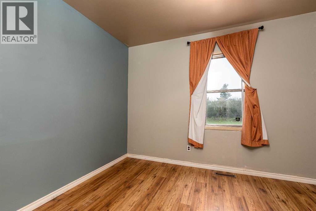 83 2 Street E Property Photo 10