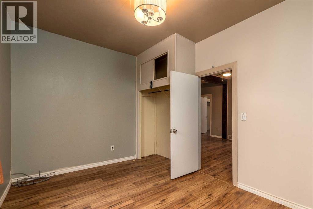 83 2 Street E Property Photo 11